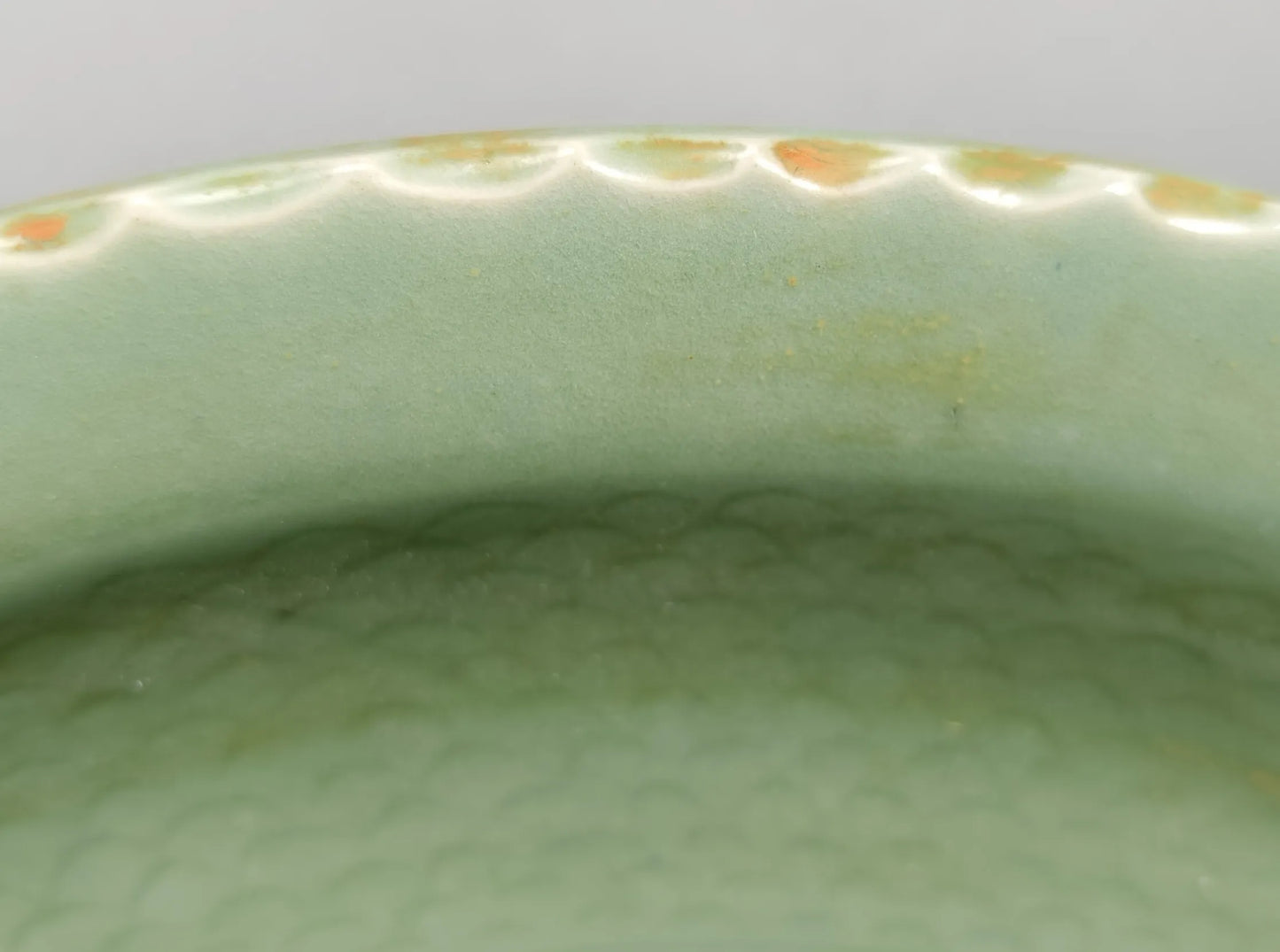 Großer Celadon-Charger mit Blattrand