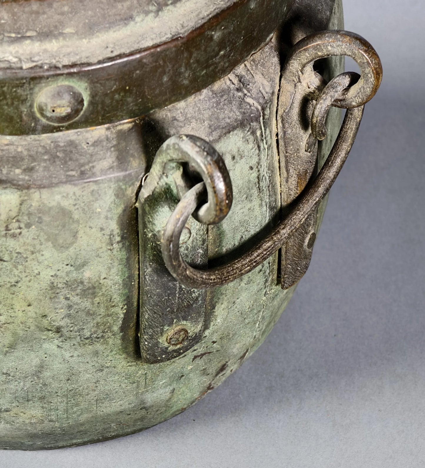 Chinesischer Kupferkessel mit Deckel und Bogenbügeln