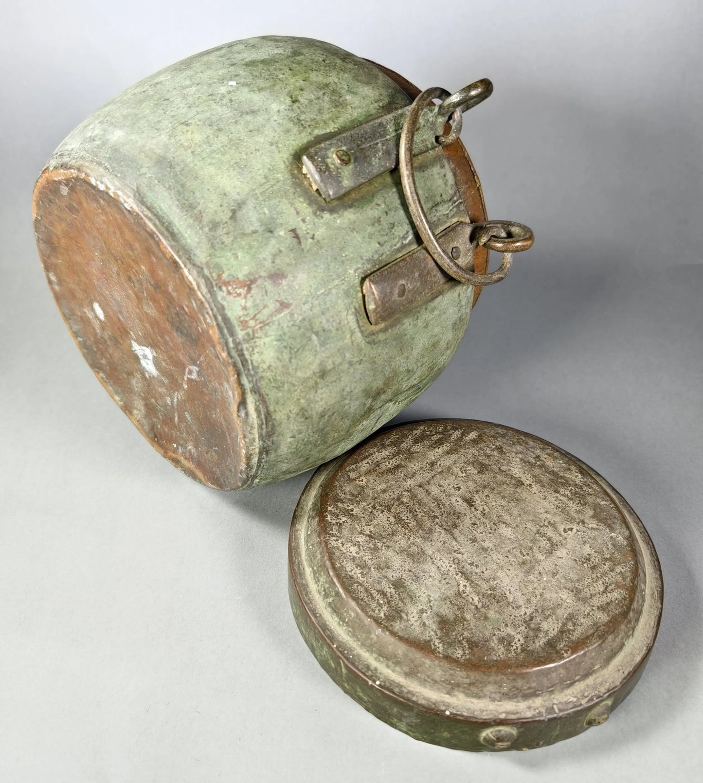 Chinesischer Kupferkessel mit Deckel und Bogenbügeln