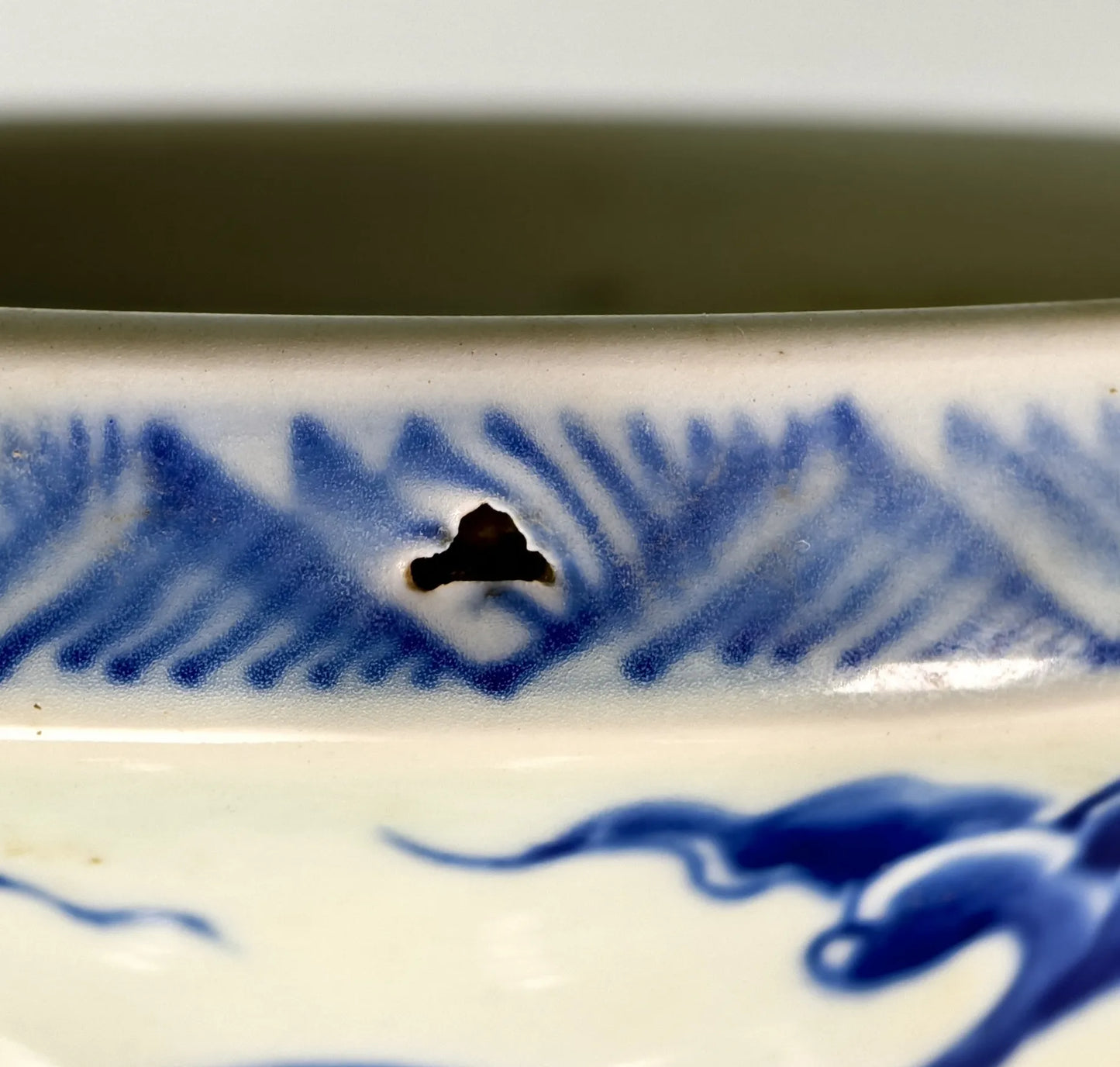 Blau-Weiß-Porzellanvase mit fliegendem Phönix und Weinreben