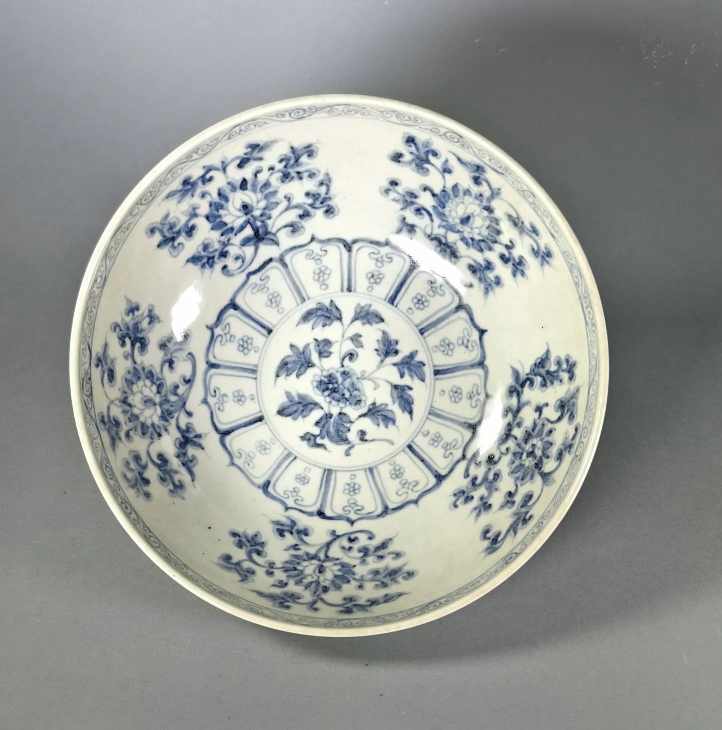 Qing-Blauweiß Porzellan-Schale mit Lotos-Medaillon-Verzierung