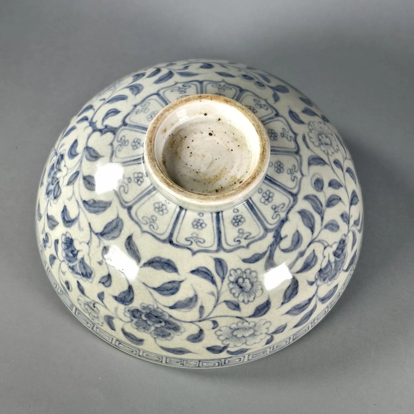 Qing-Blauweiß Porzellan-Schale mit Lotos-Medaillon-Verzierung