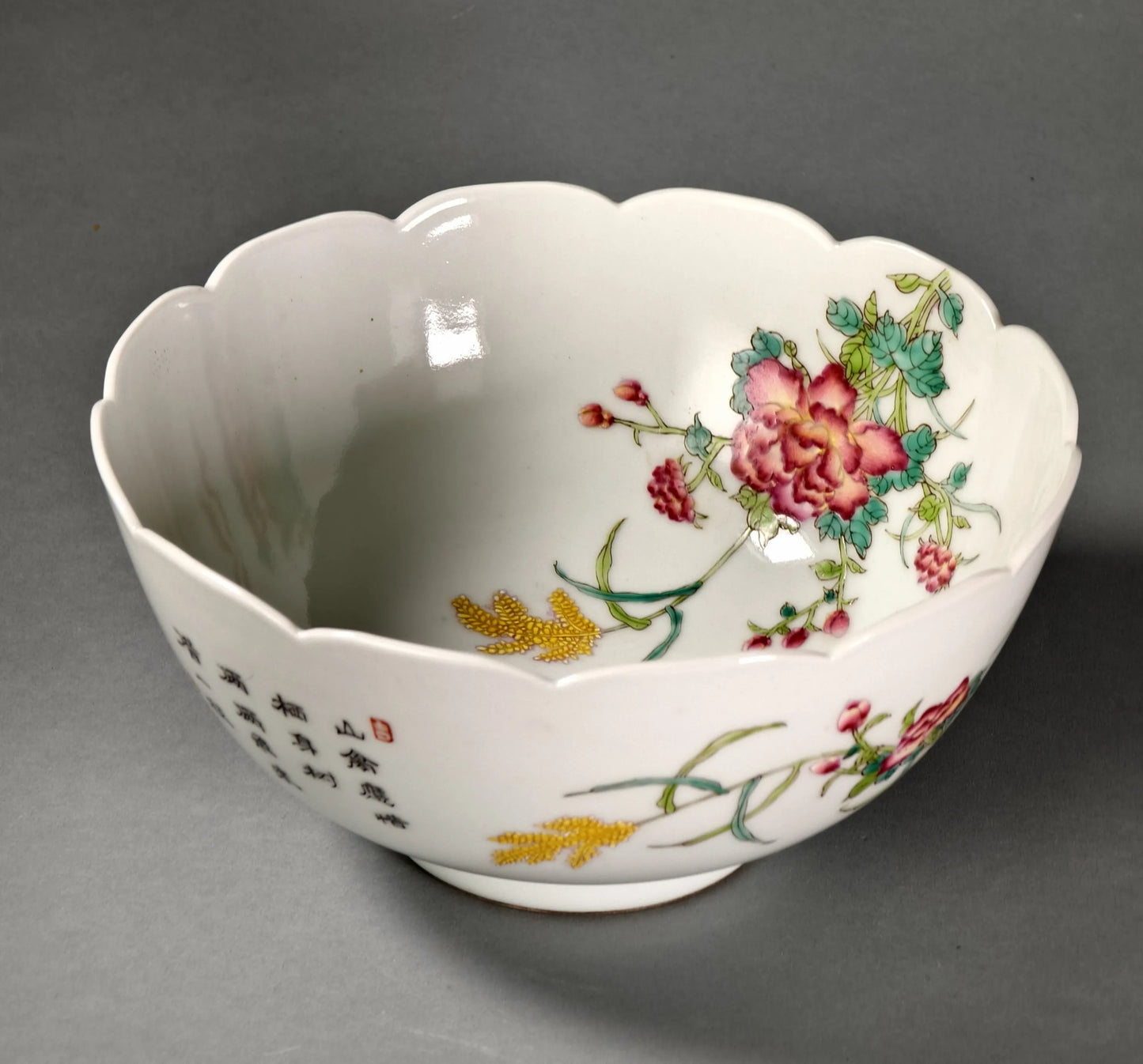 Famille-Rose-Porzellan-Schale mit Fasan- und Pfingstrosenmotiv, Qianlong-Marke