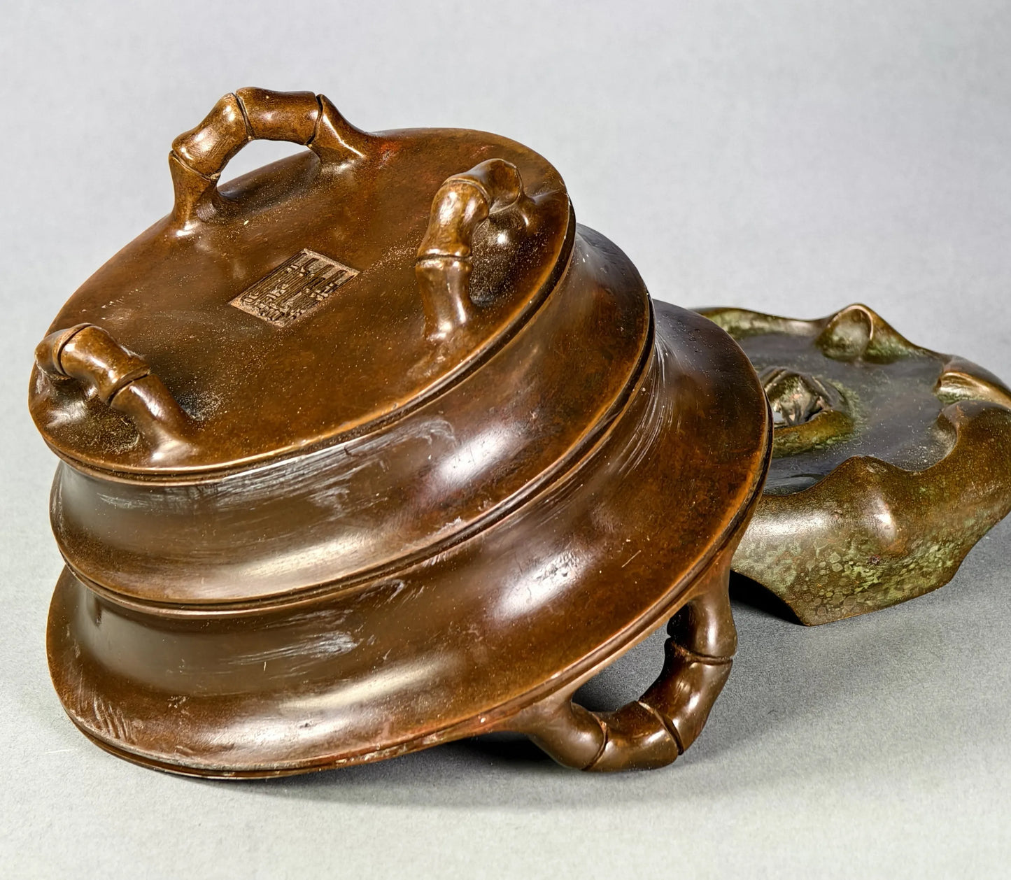 Bronze-Bambus-Räuchergefäß mit Sockel