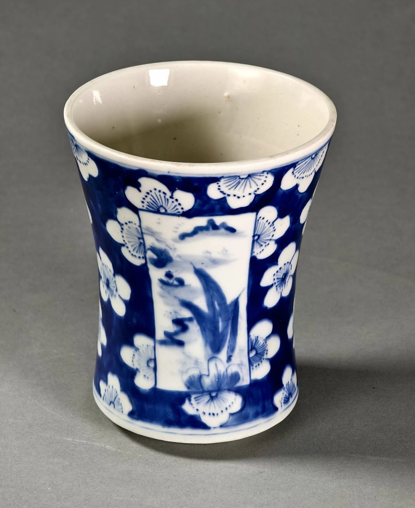 Blau-weißes Porzellan-Sanduhren-Vase mit Pflaumenblüten und Landschaftspanelen