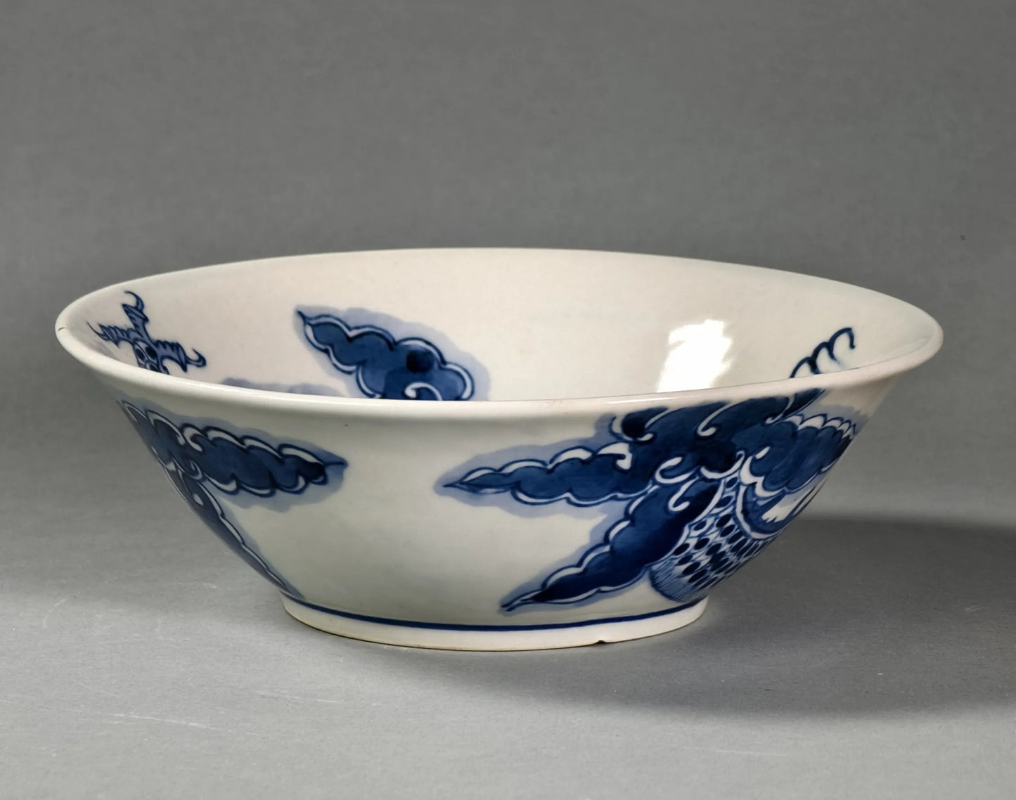 Blau-Weiß-Schale mit fliegendem Drachenmotiv