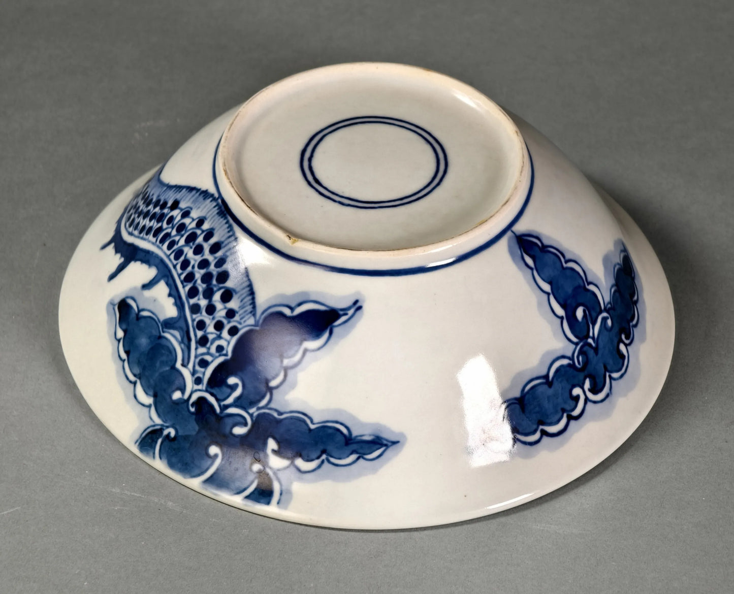 Blau-Weiß-Schale mit fliegendem Drachenmotiv