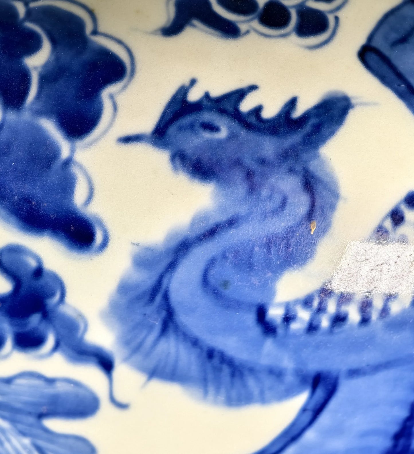 Blau-Weiß-Porzellanvase mit fliegendem Phönix und Weinreben