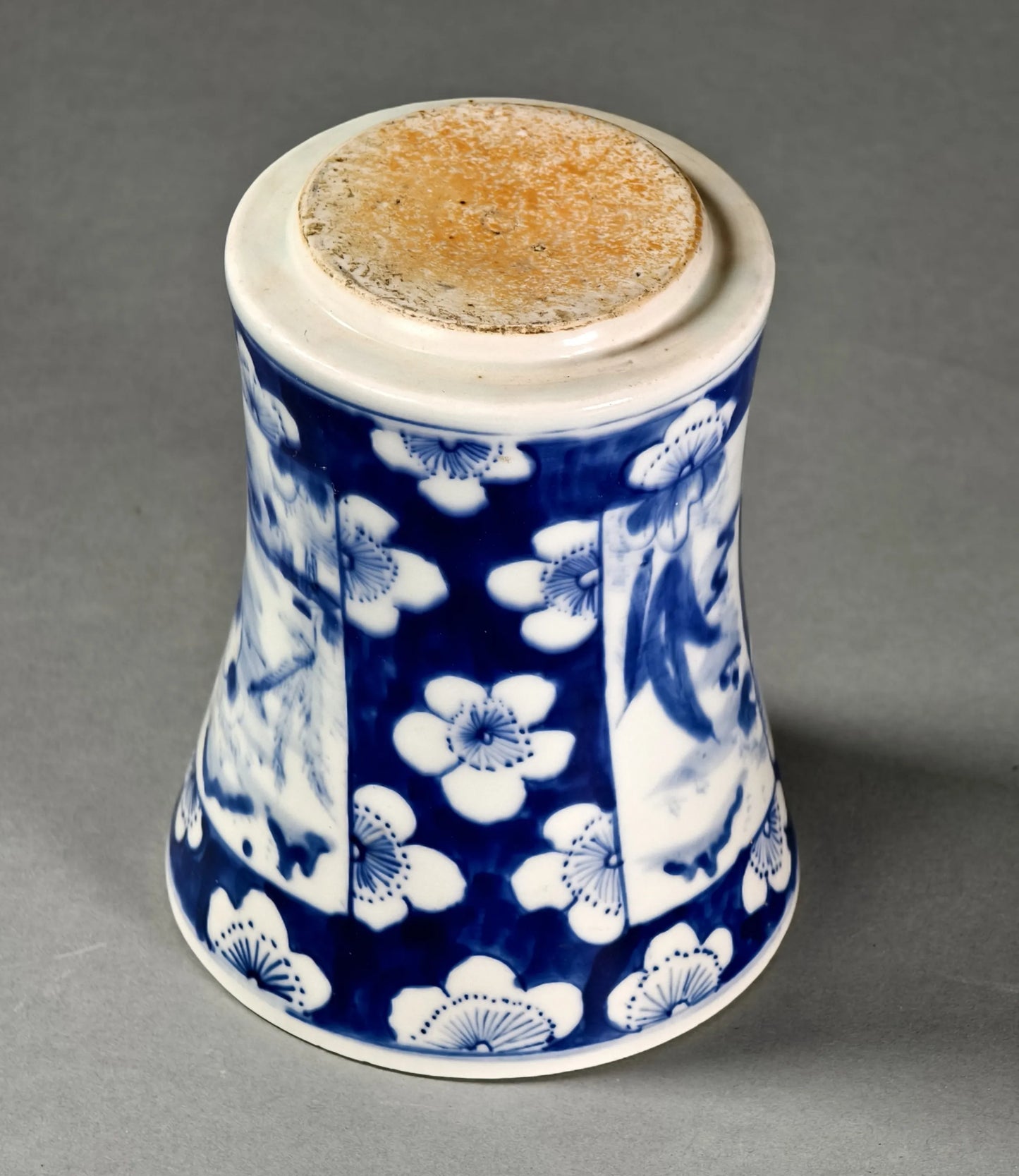 Blau-weißes Porzellan-Sanduhren-Vase mit Pflaumenblüten und Landschaftspanelen
