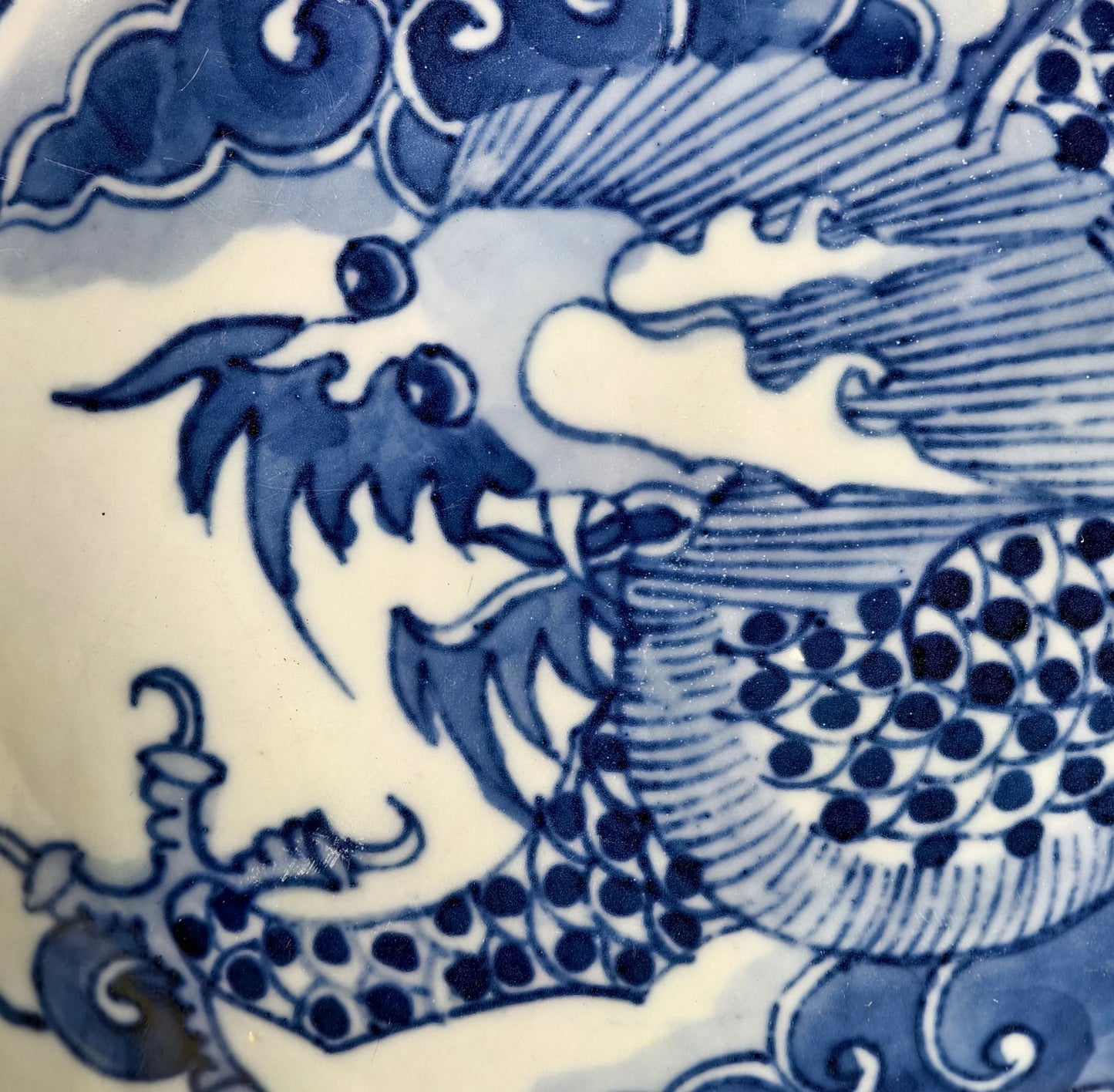 Blau-Weiß-Schale mit fliegendem Drachenmotiv