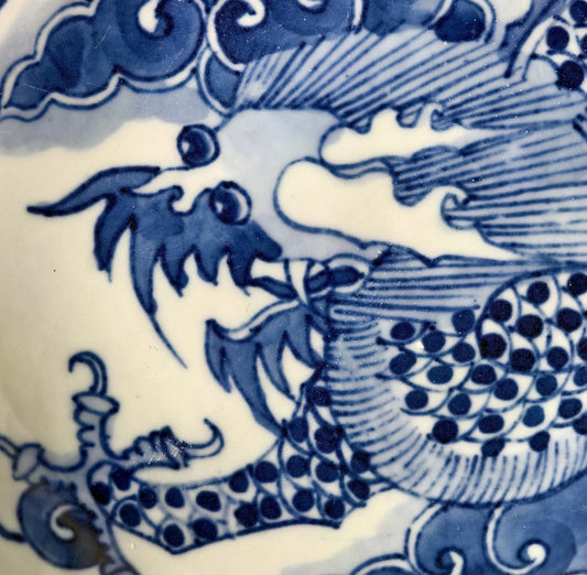 Blau-Weiß-Schale mit fliegendem Drachenmotiv