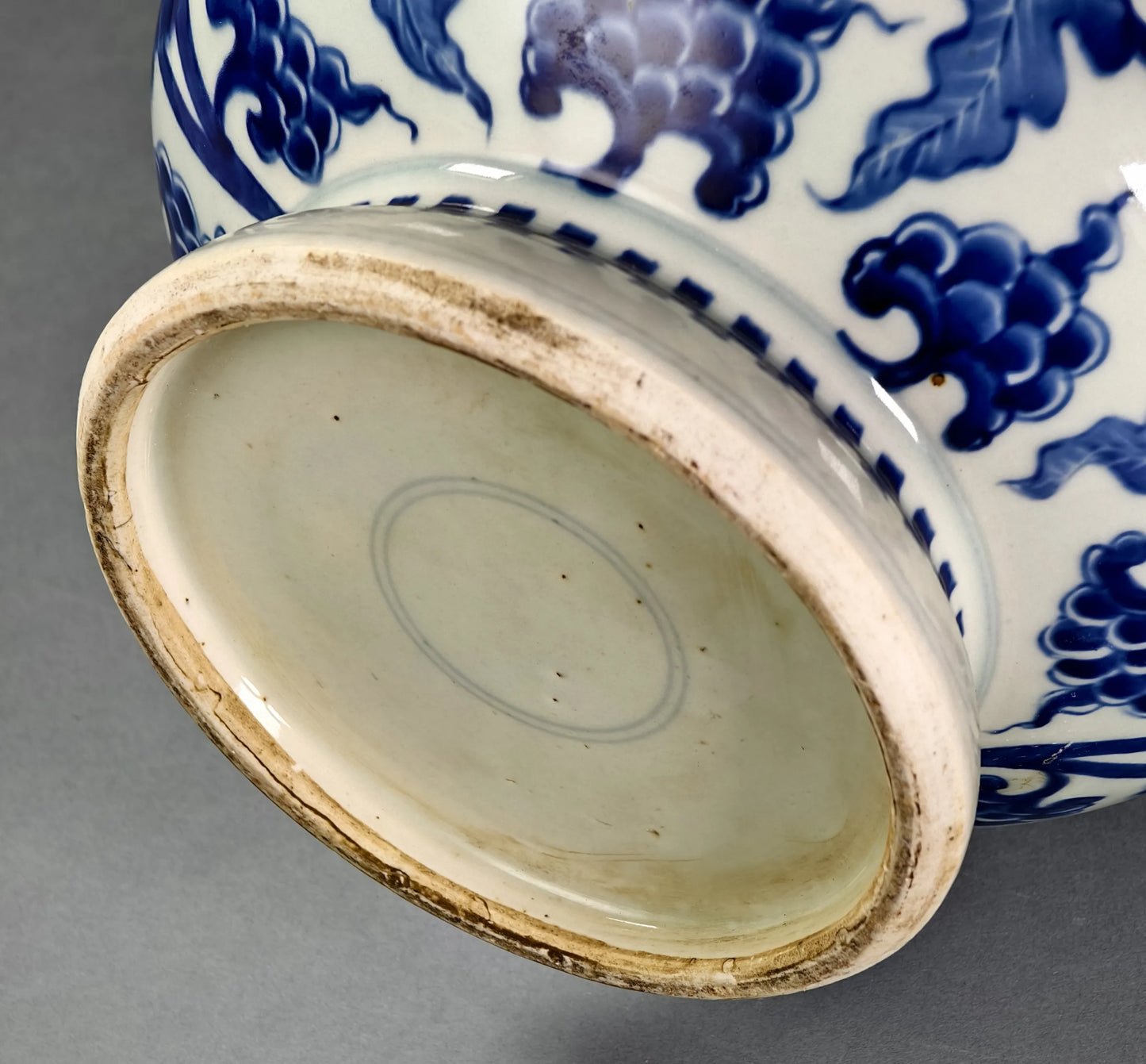 Blau-Weiß-Porzellanvase mit fliegendem Phönix und Weinreben