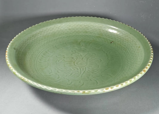 Großer Celadon-Charger mit Blattrand