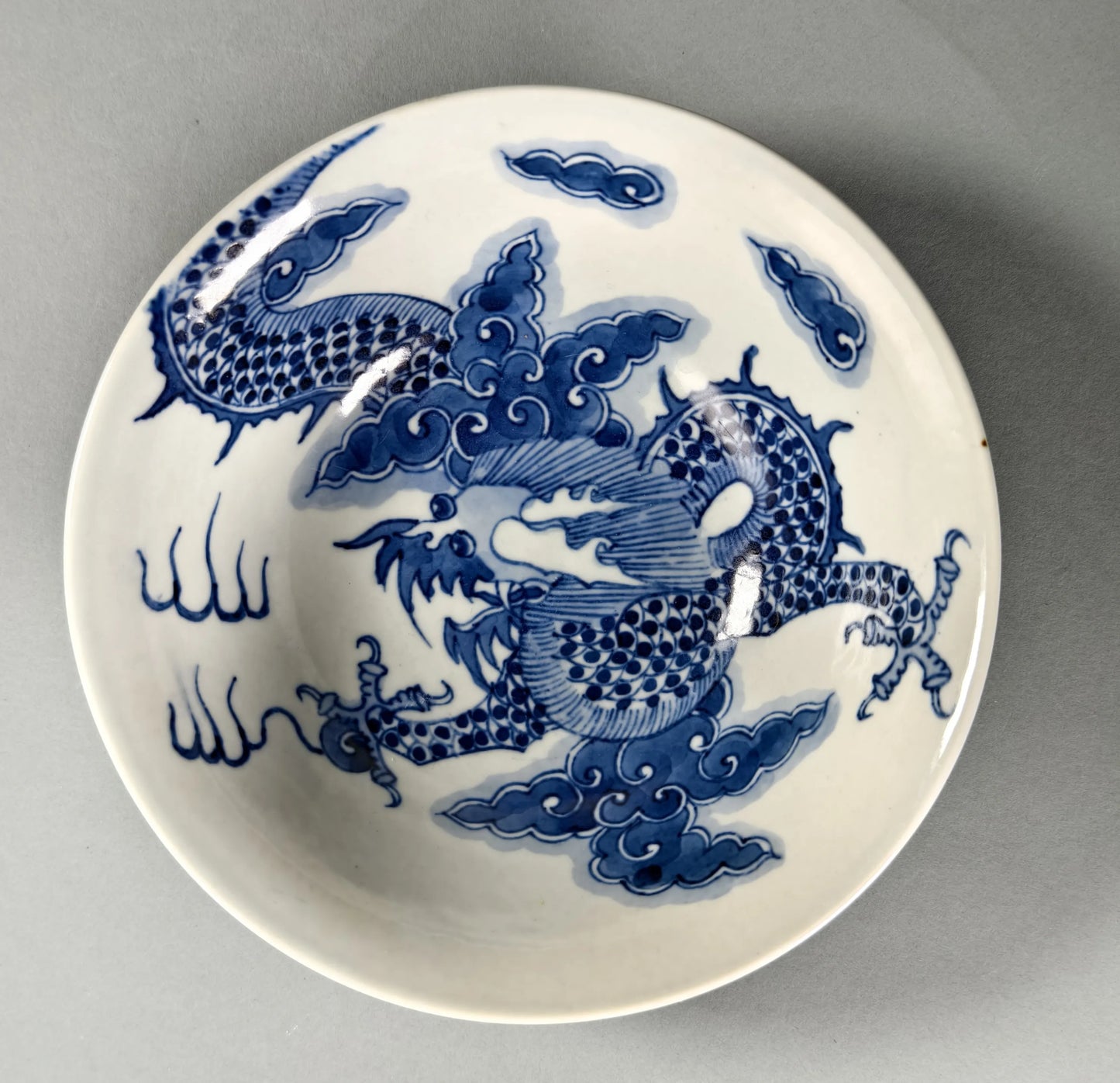 Blau-Weiß-Schale mit fliegendem Drachenmotiv