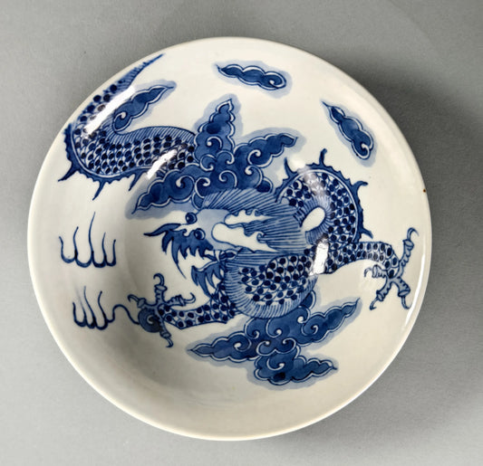 Blau-Weiß-Schale mit fliegendem Drachenmotiv
