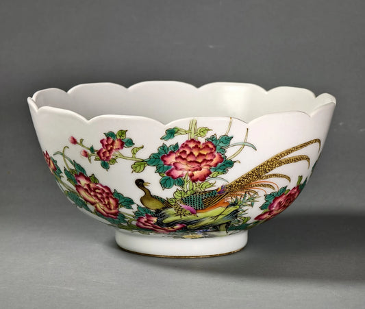 Famille-Rose-Porzellan-Schale mit Fasan- und Pfingstrosenmotiv, Qianlong-Marke