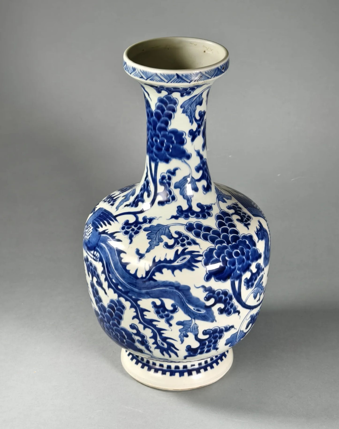 Blau-Weiß-Porzellanvase mit fliegendem Phönix und Weinreben