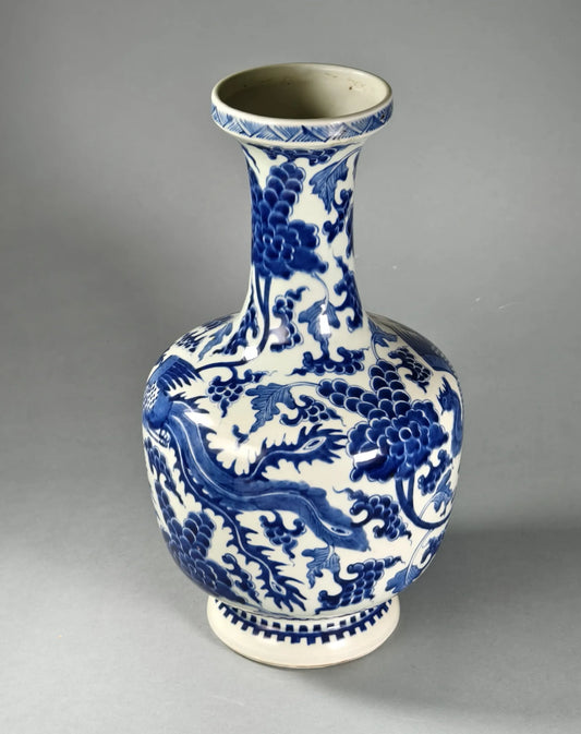 Blau-Weiß-Porzellanvase mit fliegendem Phönix und Weinreben