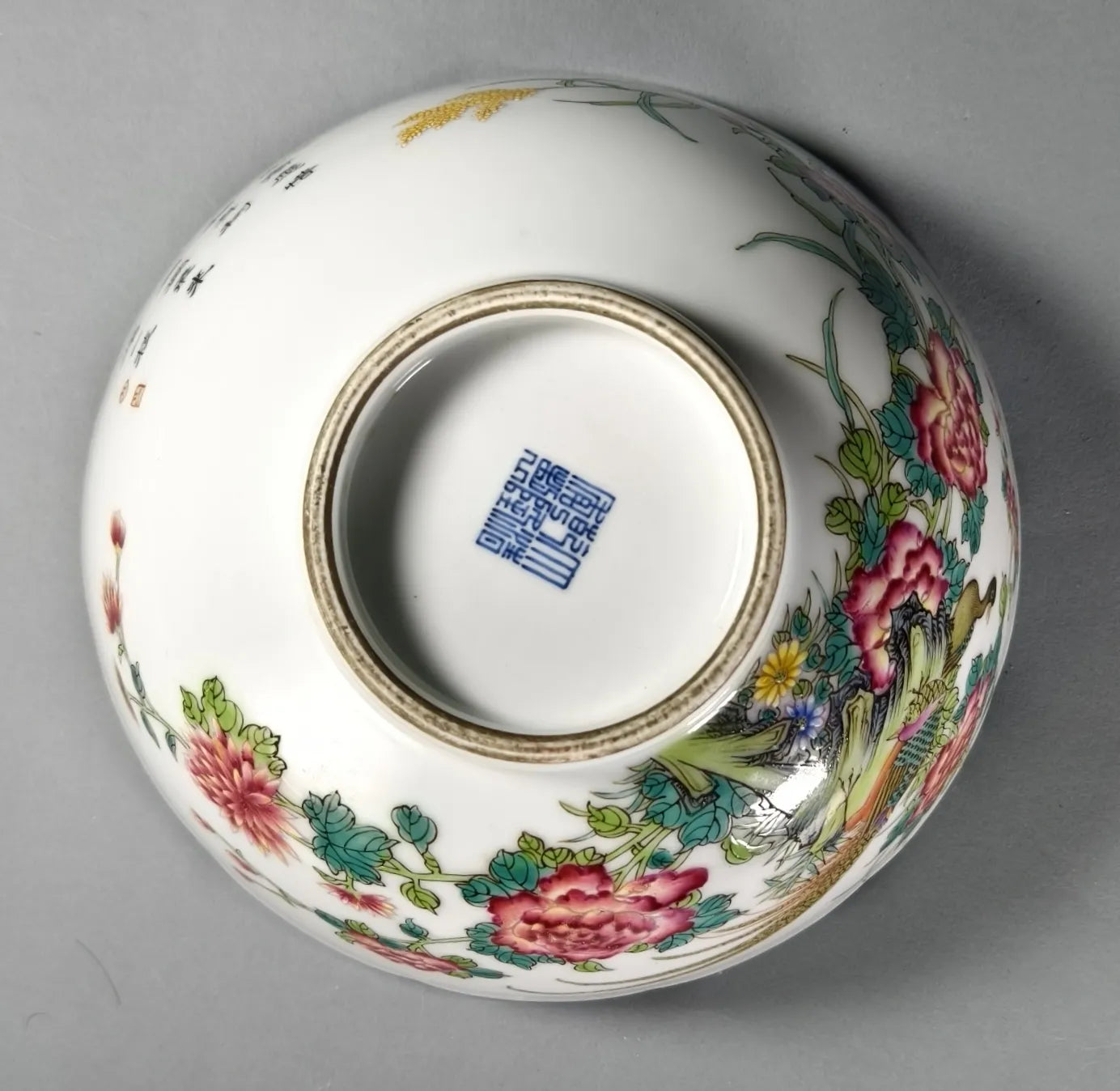 Famille-Rose-Porzellan-Schale mit Fasan- und Pfingstrosenmotiv, Qianlong-Marke