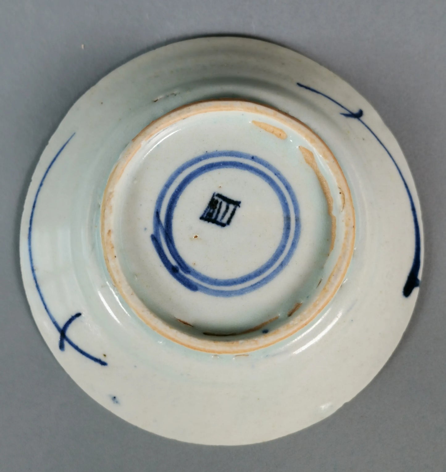Yuan-Blau-Weiß-Schale mit Blumenständer-Motiv