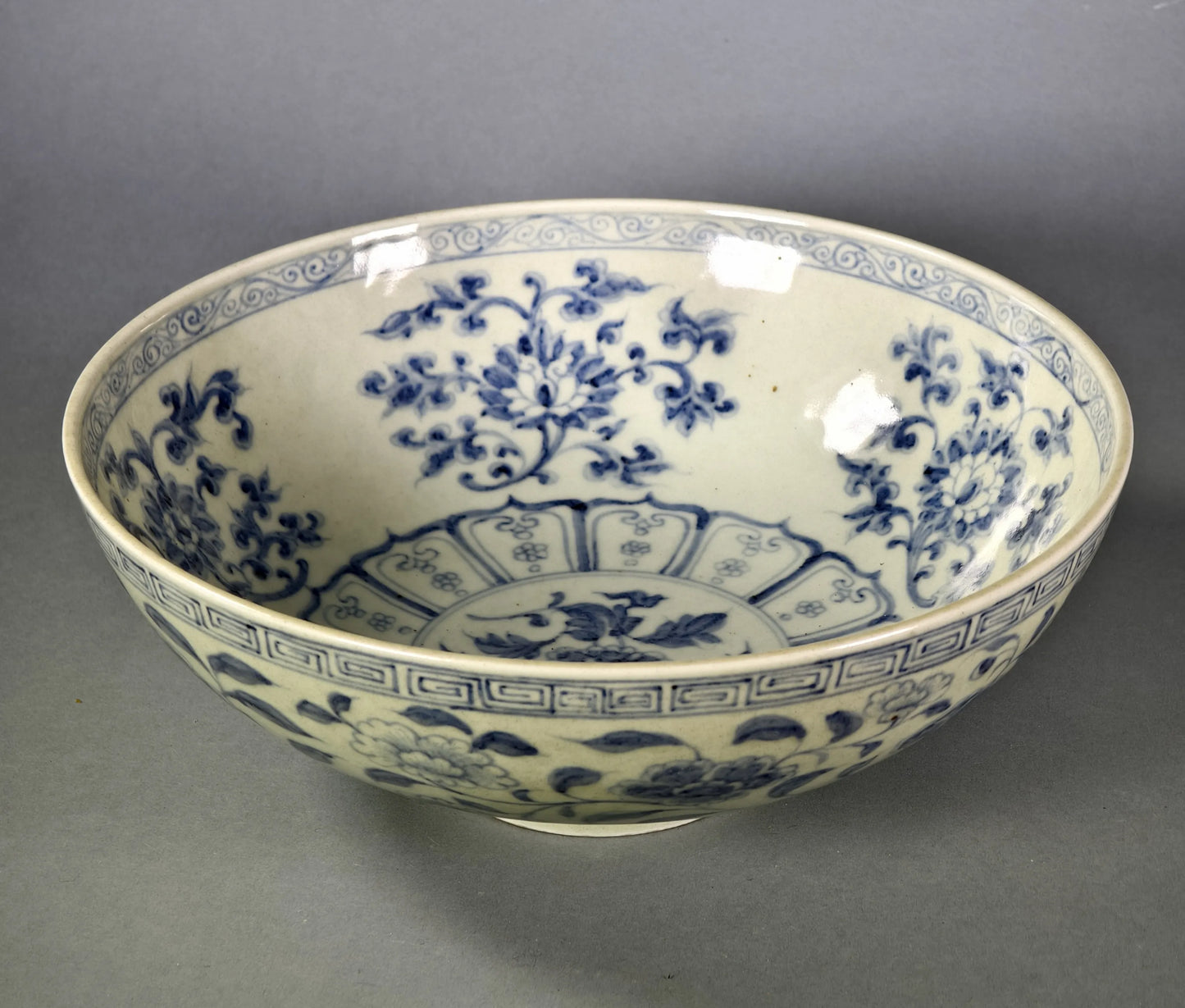 Qing-Blauweiß Porzellan-Schale mit Lotos-Medaillon-Verzierung