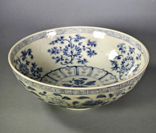 Qing-Blauweiß Porzellan-Schale mit Lotos-Medaillon-Verzierung