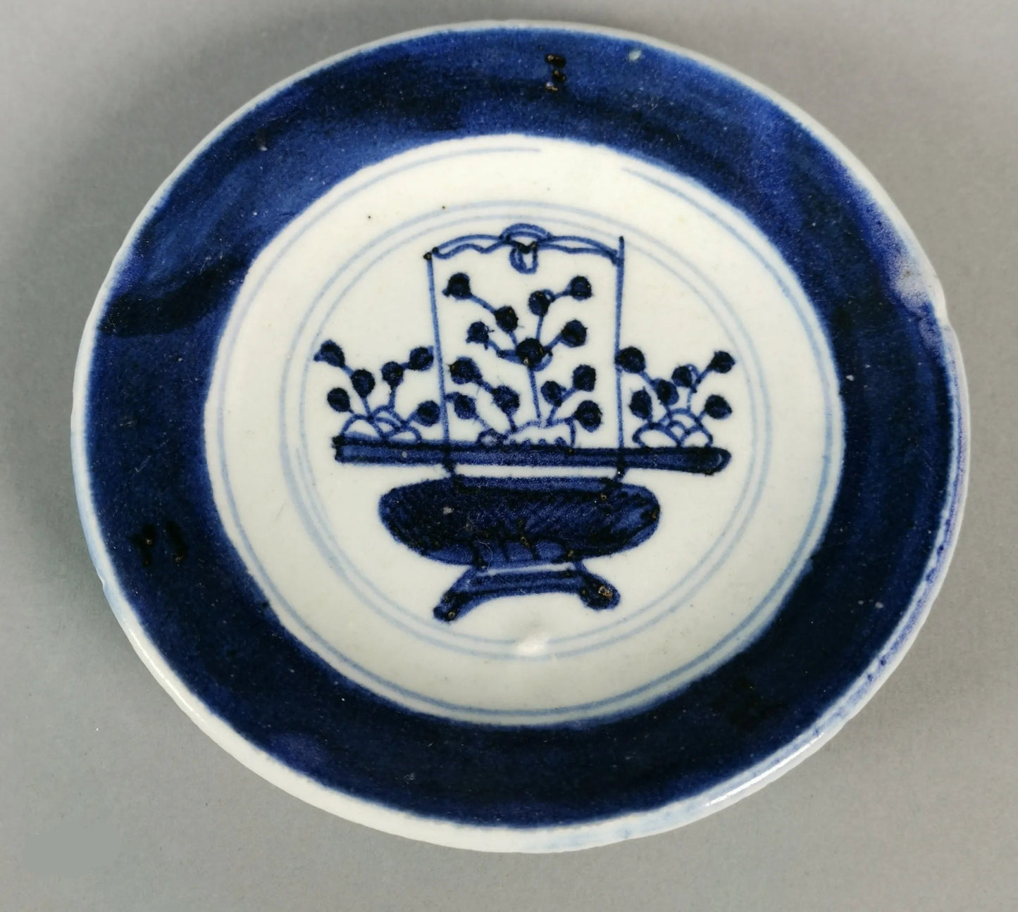 Yuan-Blau-Weiß-Schale mit Blumenständer-Motiv