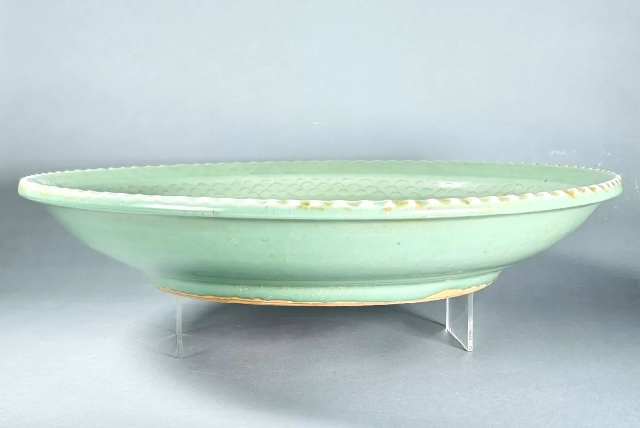 Großer Celadon-Charger mit Blattrand