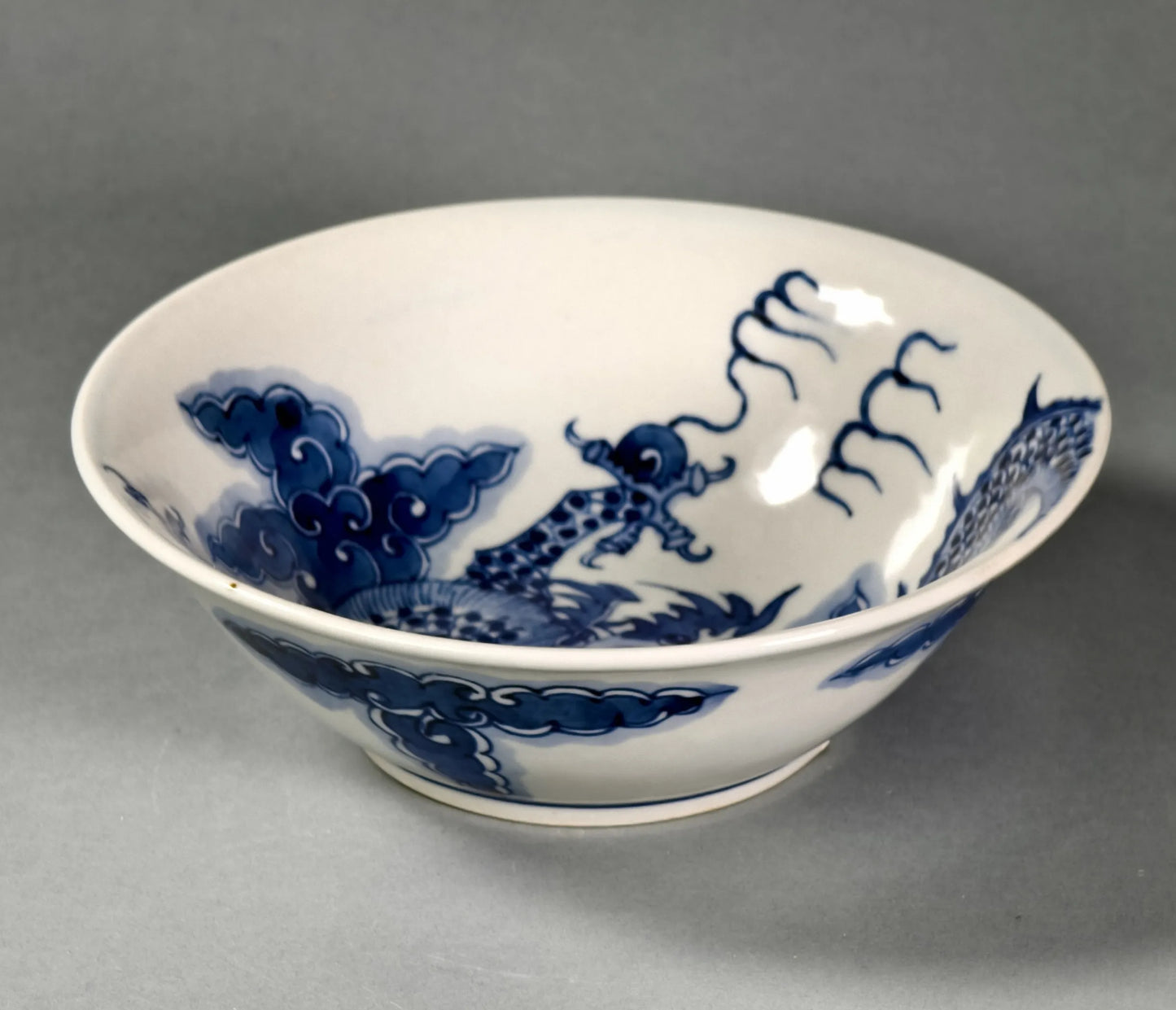 Blau-Weiß-Schale mit fliegendem Drachenmotiv