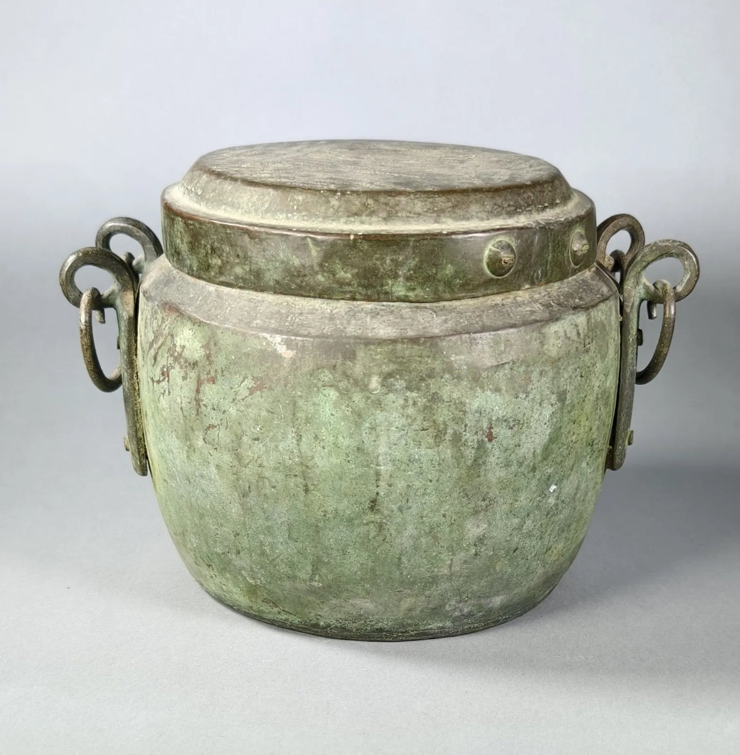 Chinesischer Kupferkessel mit Deckel und Bogenbügeln