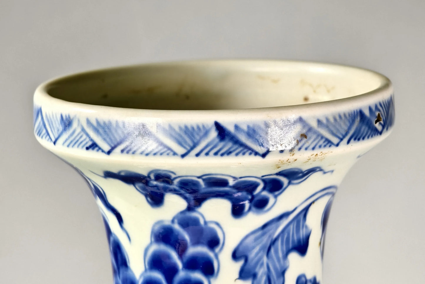 Blau-Weiß-Porzellanvase mit fliegendem Phönix und Weinreben