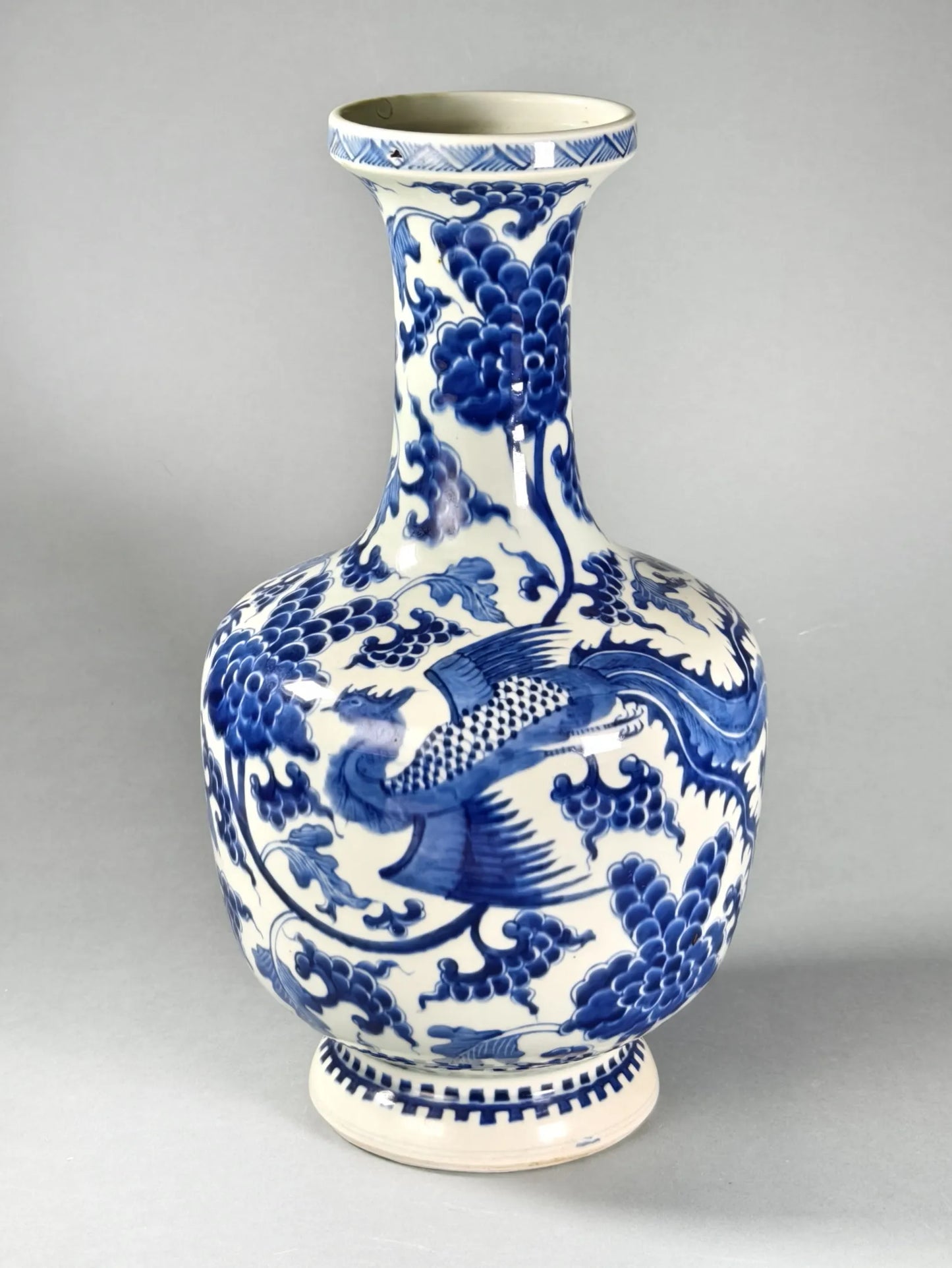 Blau-Weiß-Porzellanvase mit fliegendem Phönix und Weinreben