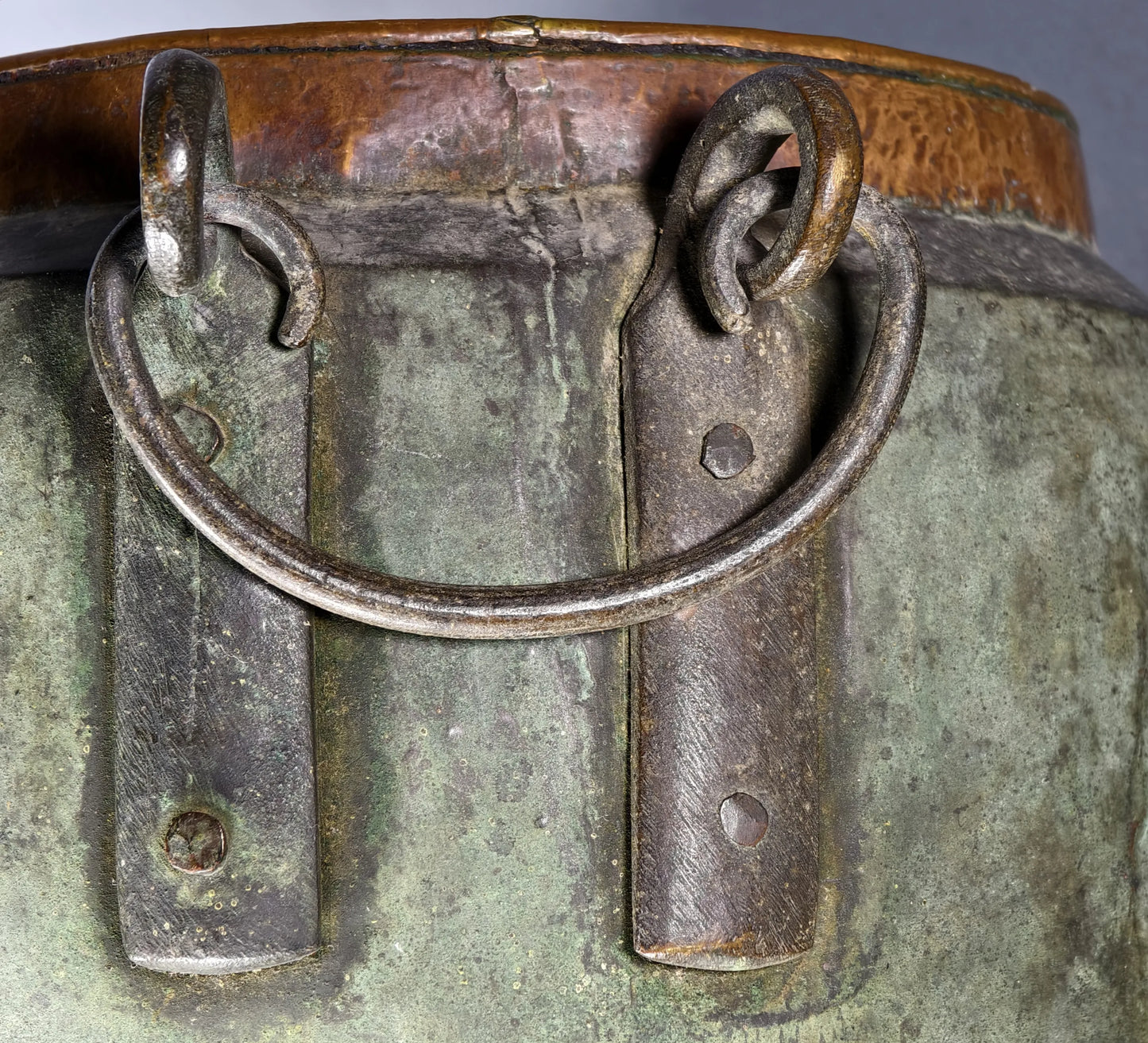 Chinesischer Kupferkessel mit Deckel und Bogenbügeln