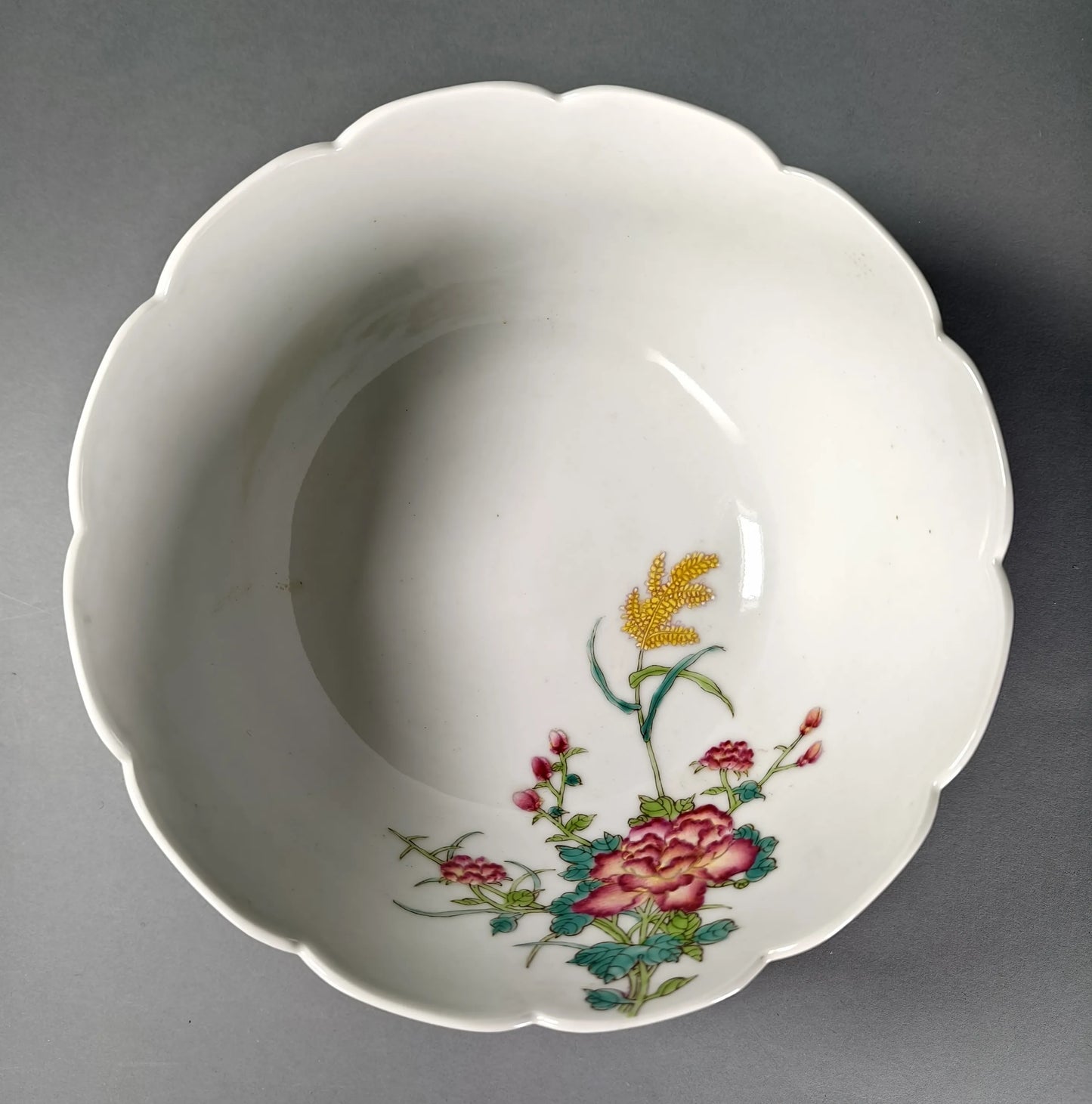 Famille-Rose-Porzellan-Schale mit Fasan- und Pfingstrosenmotiv, Qianlong-Marke