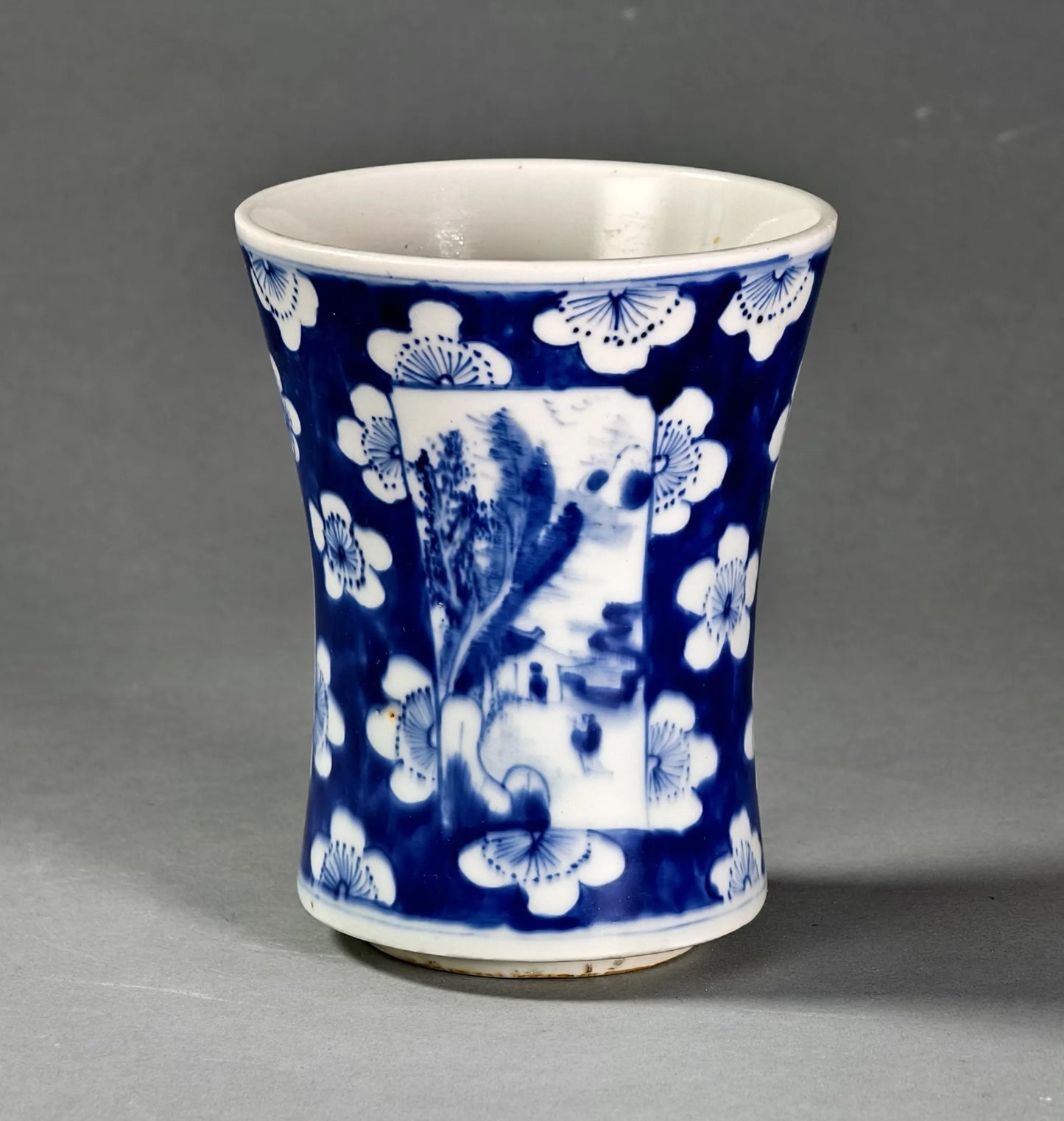 Blau-weißes Porzellan-Sanduhren-Vase mit Pflaumenblüten und Landschaftspanelen