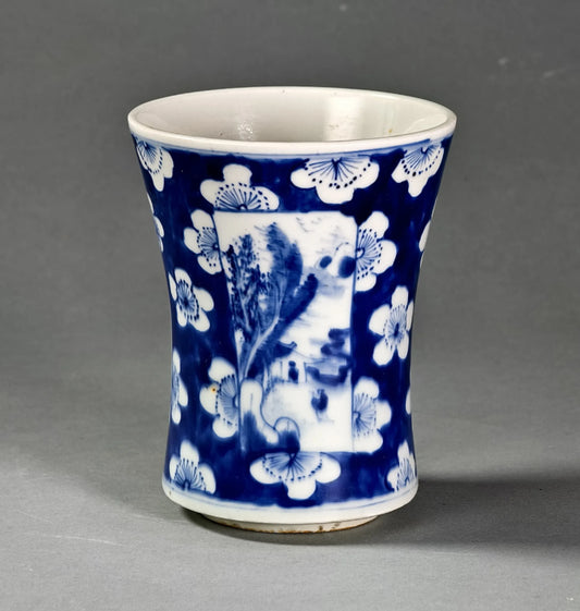 Blau-weißes Porzellan-Sanduhren-Vase mit Pflaumenblüten und Landschaftspanelen