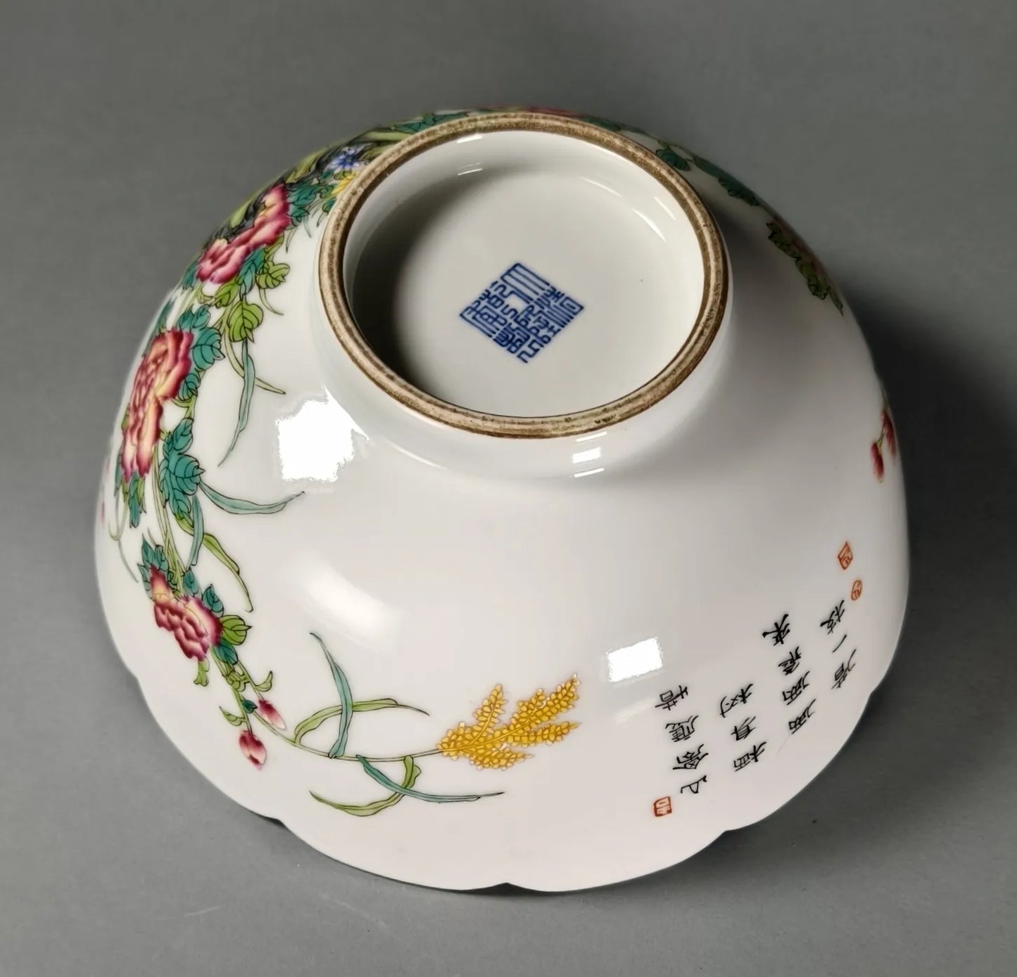 Famille-Rose-Porzellan-Schale mit Fasan- und Pfingstrosenmotiv, Qianlong-Marke