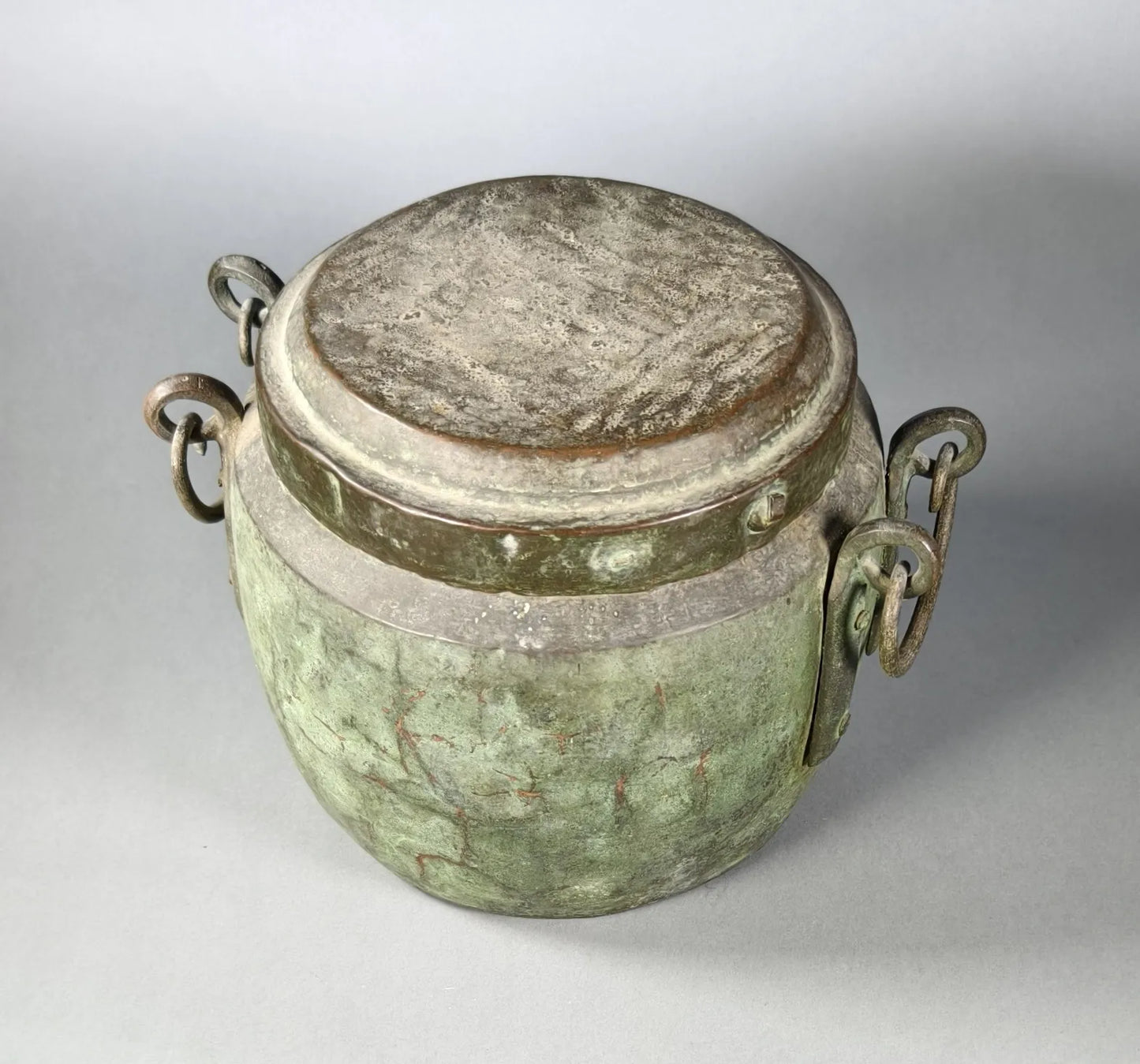 Chinesischer Kupferkessel mit Deckel und Bogenbügeln