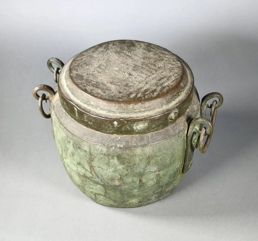 Chinesischer Kupferkessel mit Deckel und Bogenbügeln