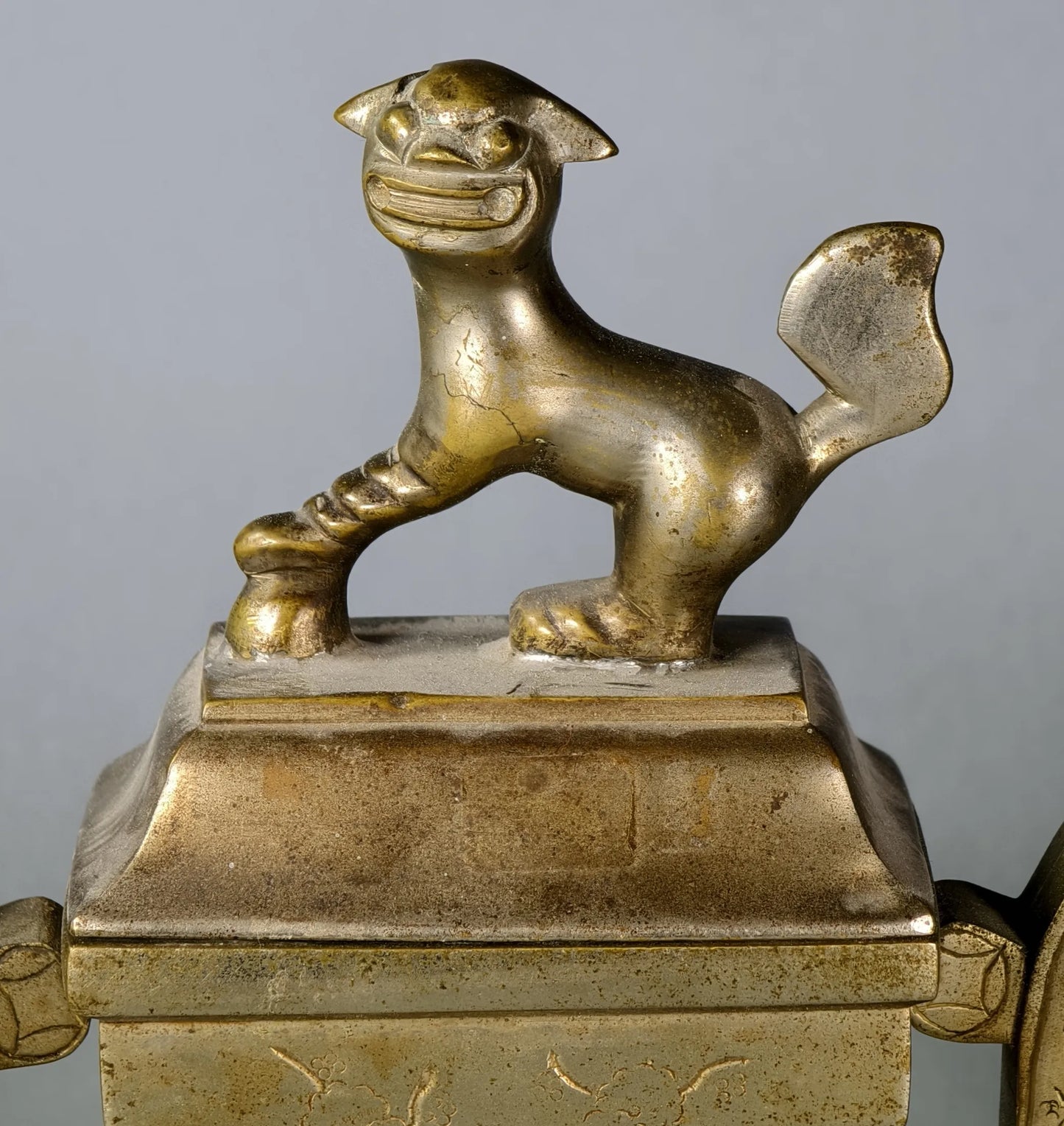 Chinesisches Messing-Räuchergefäß mit Fu-Hund-Bekrönung